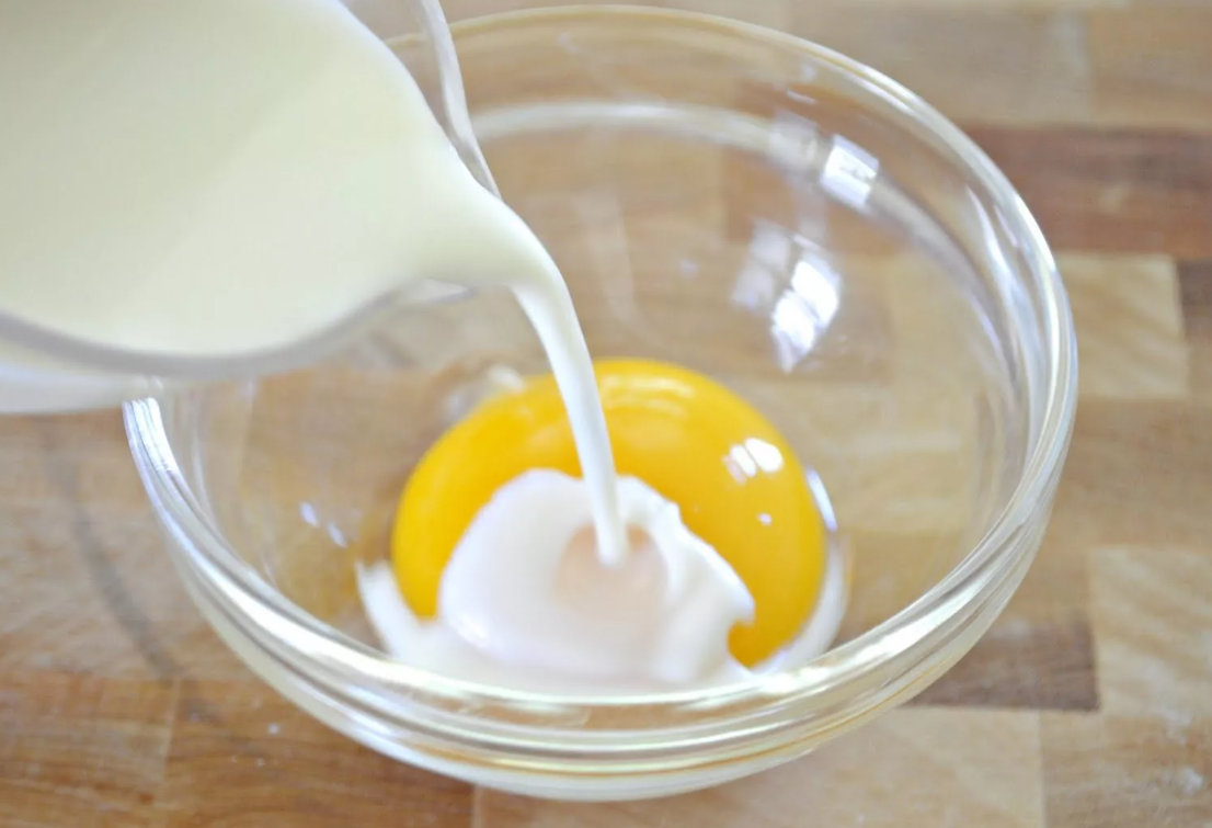 Яйцо, соль, йогурт перемешать венчиком.